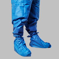 Persona usando botas desechables azules