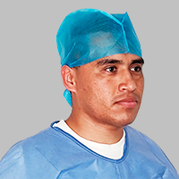 Persona usando gorro cirujano desechable azul